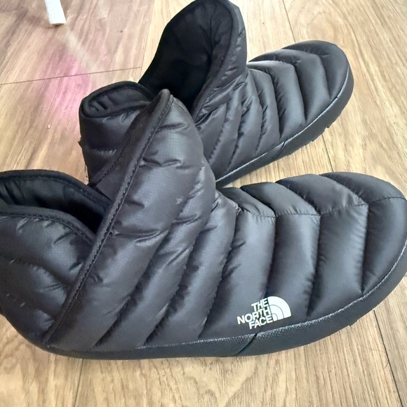The North Face Black Puffer Slippers - Picture 3 of 4
